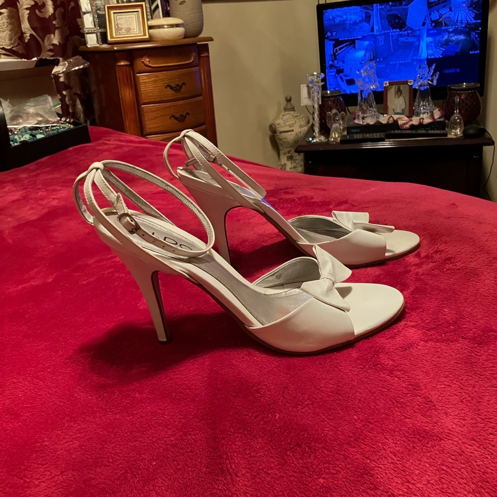 ALDO white healed, sandals, charming bow detail